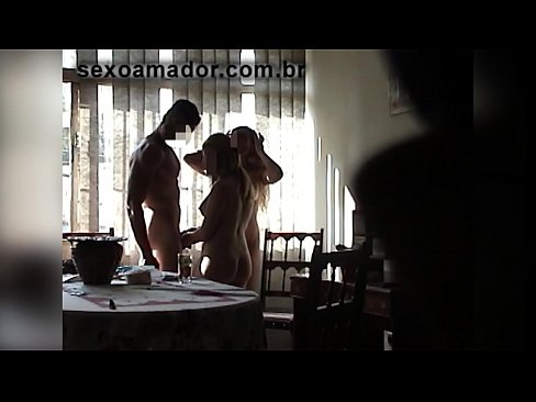 ❤️ Οι φίλοι του σεξ προσκαλούν έναν γιγαντιαίο άνδρα και ένα τρίο μαζί του ️❌ Σπιτικό πορνό ☑